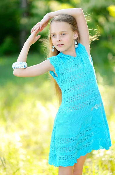 Portrait de petite fille en plein air en été — Photo