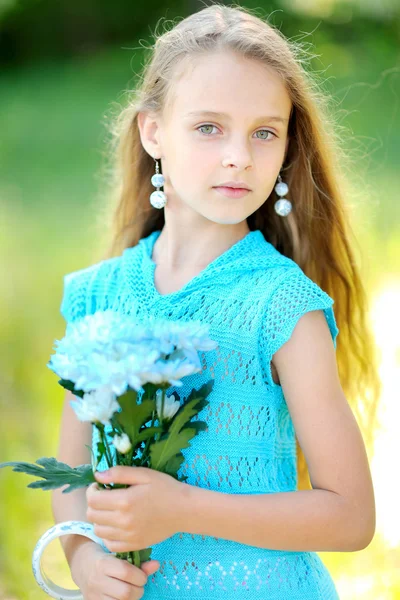 Portrait of little girl outdoors in summer — Stock Photo, Image