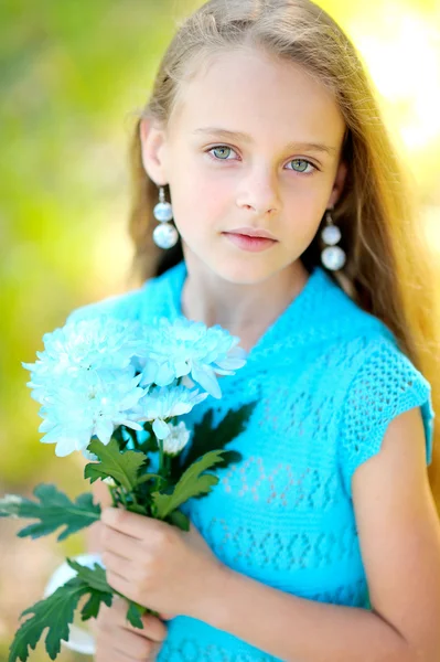 Retrato de menina ao ar livre no verão — Fotografia de Stock