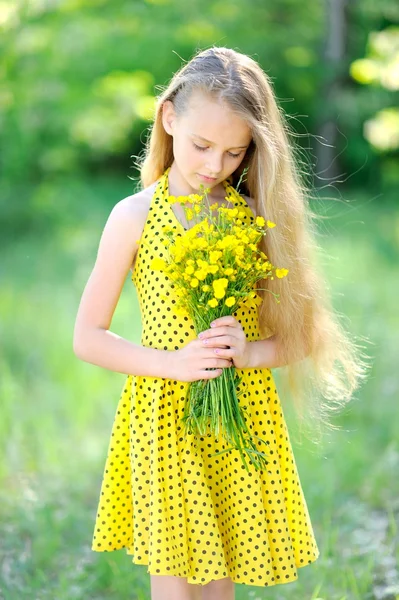 Portret van klein meisje buiten in de zomer — Stockfoto