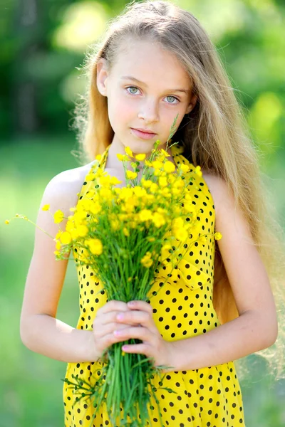 Portret van klein meisje buiten in de zomer — Stockfoto