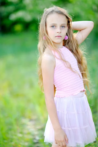 Portret van klein meisje buiten in de zomer — Stockfoto