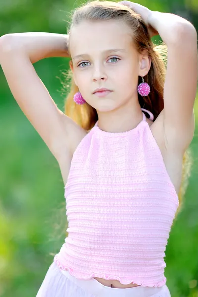 Portrait de petite fille en plein air en été — Photo