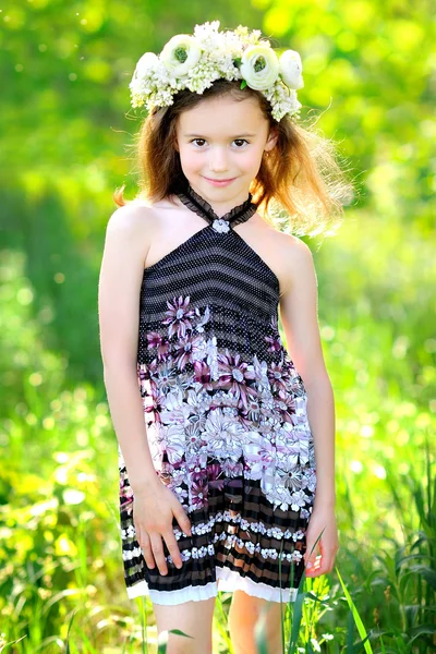 Portrait de petite fille en plein air en été — Photo