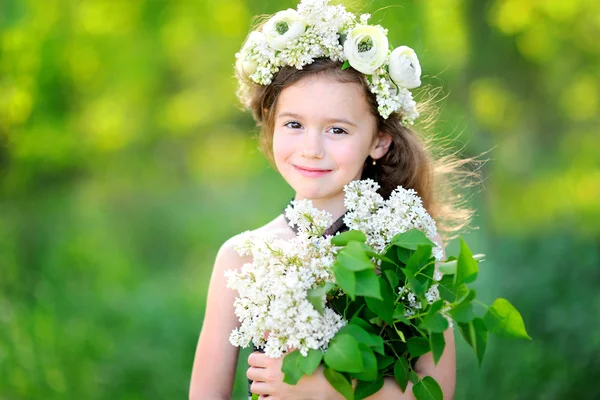 Ritratto di bambina all'aperto in estate — Foto Stock