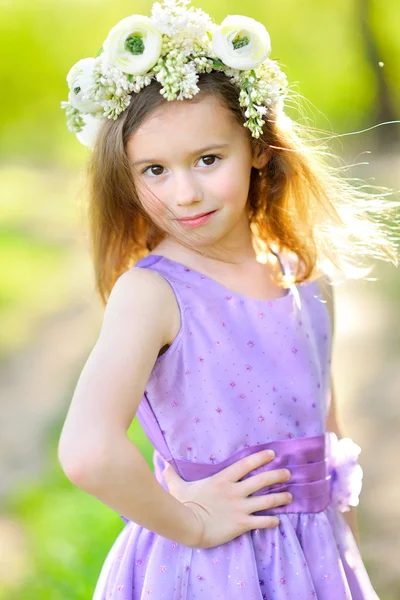 Portret van klein meisje buiten in de zomer — Stockfoto