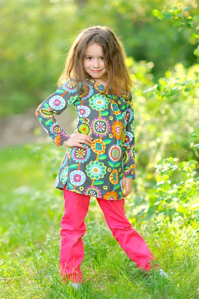 Portrait de petite fille en plein air en été — Photo