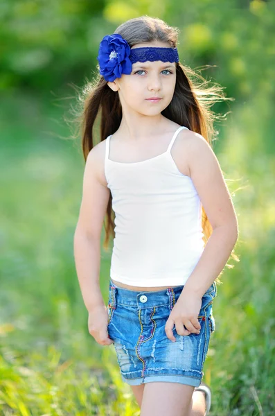 Retrato de niña al aire libre en verano — Foto de Stock