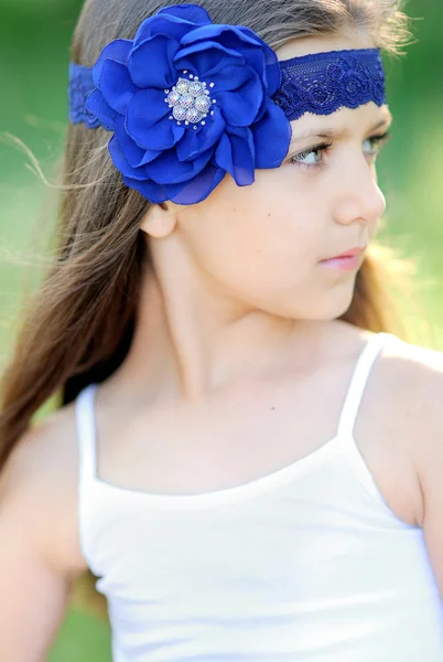 Portrait de petite fille en plein air en été — Photo