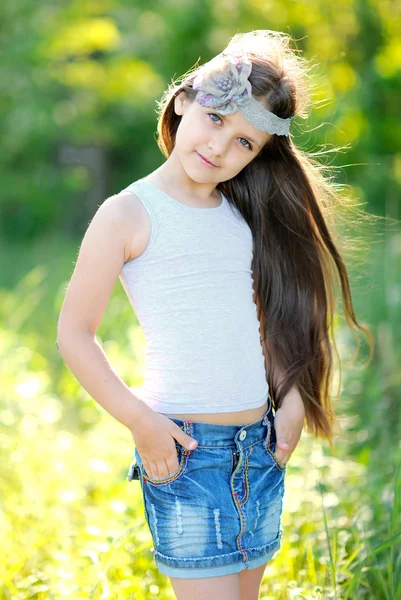 여름에 야외에서 어린 소녀의 모습 — 스톡 사진