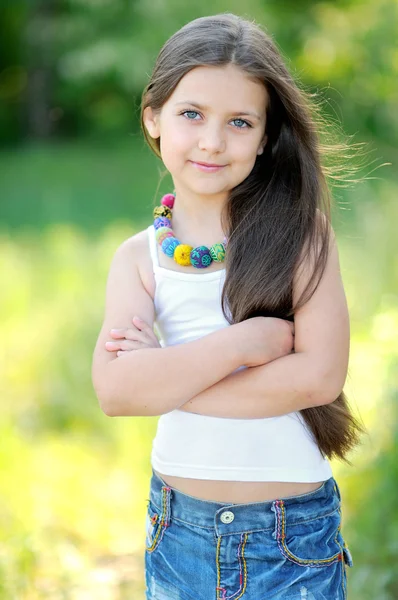 Πορτρέτο του μικρού κοριτσιού σε εξωτερικούς χώρους το καλοκαίρι — Φωτογραφία Αρχείου
