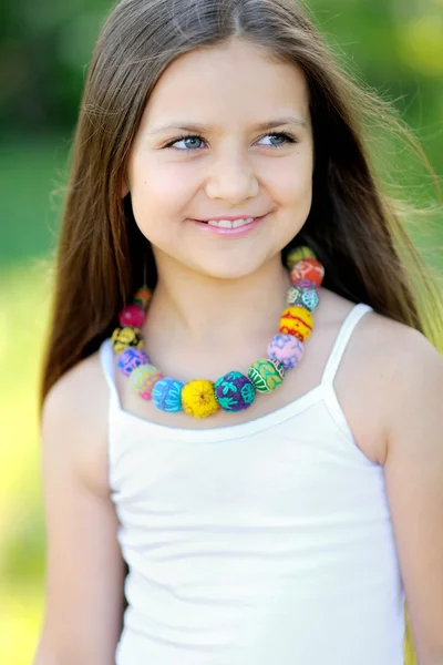 Retrato de niña al aire libre en verano — Foto de Stock