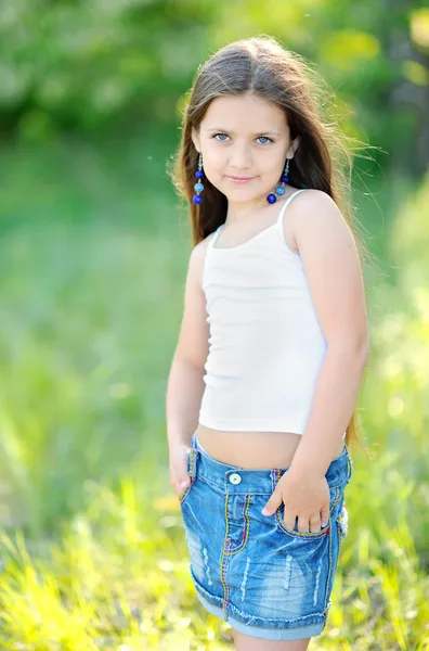 Retrato de menina ao ar livre no verão — Fotografia de Stock