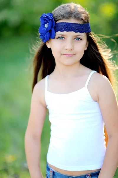 Portrait of little girl outdoors in summer — Stock Photo, Image