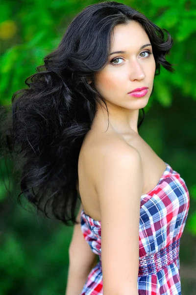 Retrato de una hermosa chica en primavera — Foto de Stock