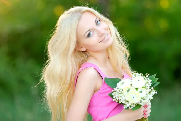 Retrato de una hermosa chica en primavera —  Fotos de Stock