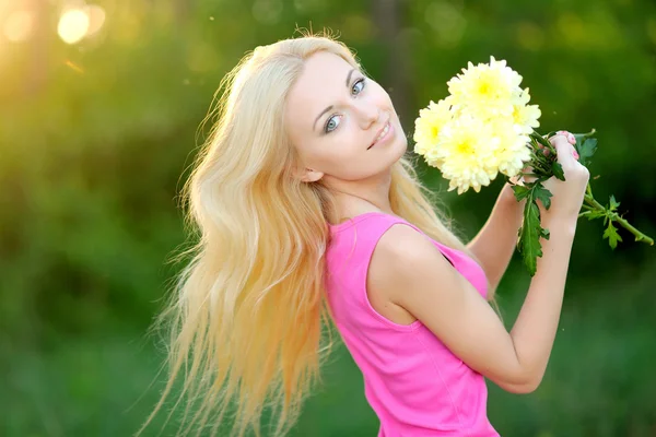 Portret van een mooi meisje in het voorjaar van — Stockfoto