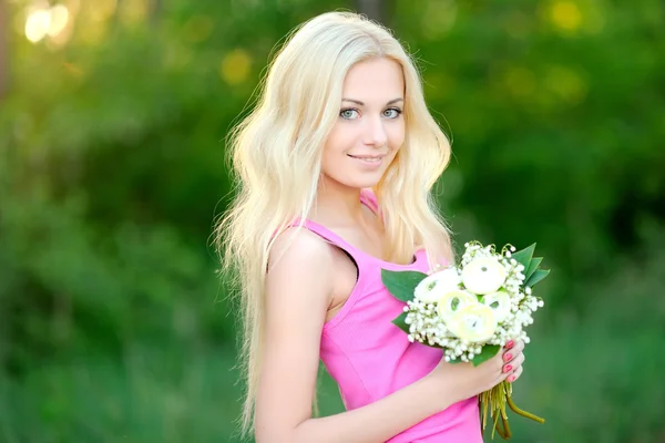 Retrato de una hermosa chica en primavera —  Fotos de Stock