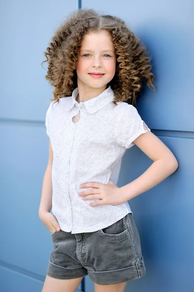 Portrait of little girl outdoors iin the city — Stock Photo, Image