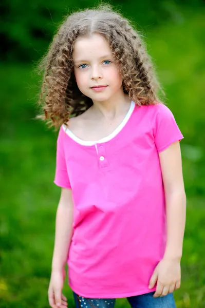 Portrait de petite fille en plein air en été — Photo