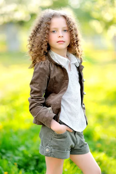 Portrait de petite fille en plein air en été — Photo