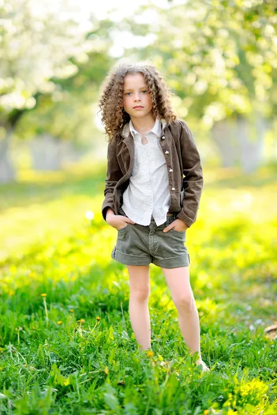 Portrait de petite fille en plein air en été — Photo