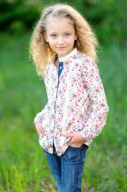 Dışarıdaki küçük kızın portresi.