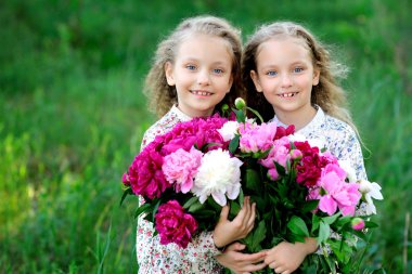 İki ikiz peonies ile portresi