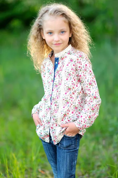Porträtt av liten flicka utomhus — Stockfoto
