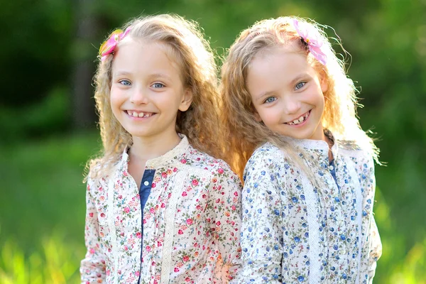 Retrato de duas meninas gêmeas — Fotografia de Stock