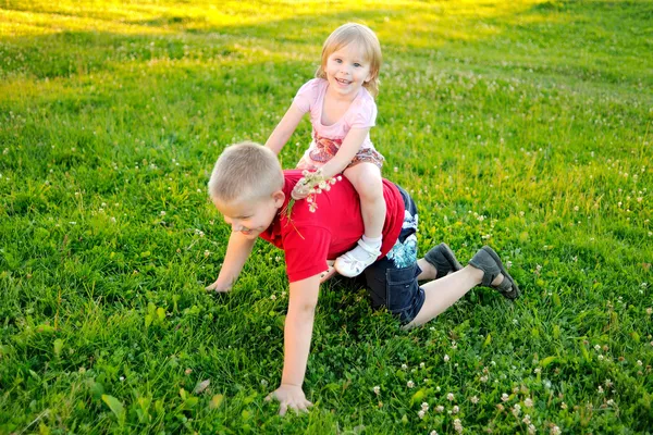 Retrato de menino e menina ao ar livre — Fotografia de Stock