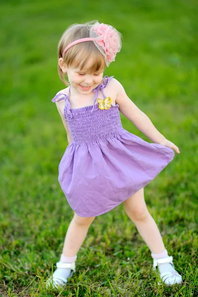 Retrato de niña al aire libre — Foto de Stock