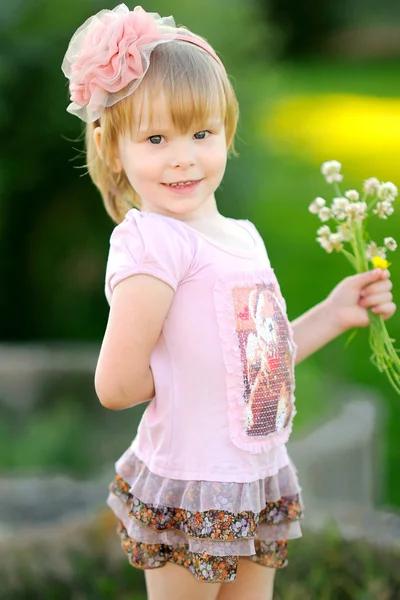 Retrato de menina ao ar livre — Fotografia de Stock