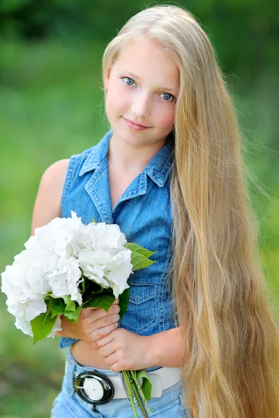 Portrett av den lille jenta utendørs om sommeren – stockfoto