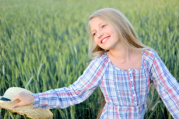 Portrait of little girl outdoors in summer — Stock Photo, Image