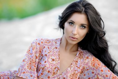 güzel, genç, çekici bir kadın portresi