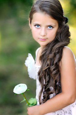 Yazın açık havada küçük bir kızın portresi.