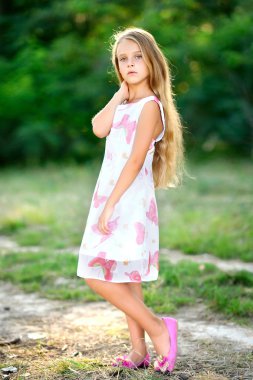 Yazın açık havada küçük bir kızın portresi.