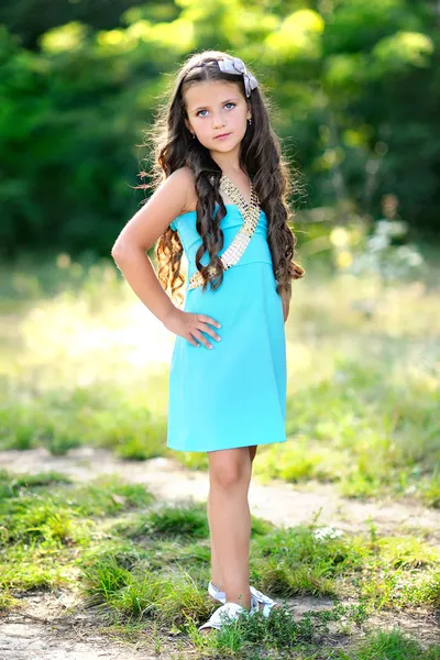 Retrato de niña al aire libre en verano —  Fotos de Stock