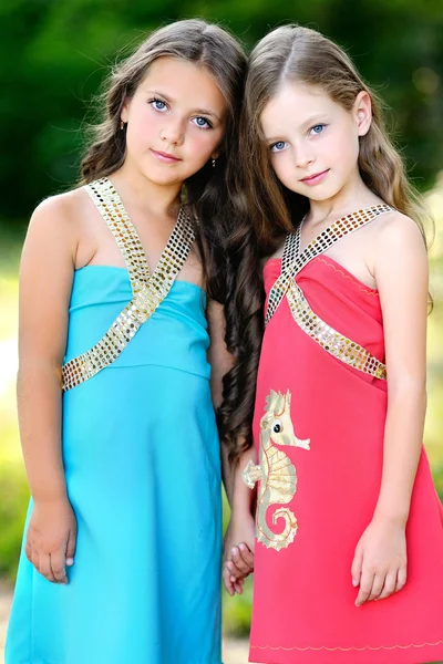 Porträtt av två flickor flickvänner i sommar — Stockfoto