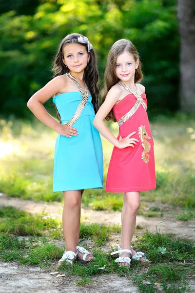 Portrait de deux filles copines en été — Photo