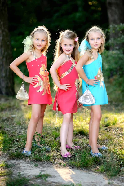 Portrait de deux filles copines en été — Photo