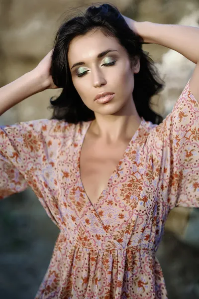 Retrato de uma bela jovem mulher glamourosa — Fotografia de Stock