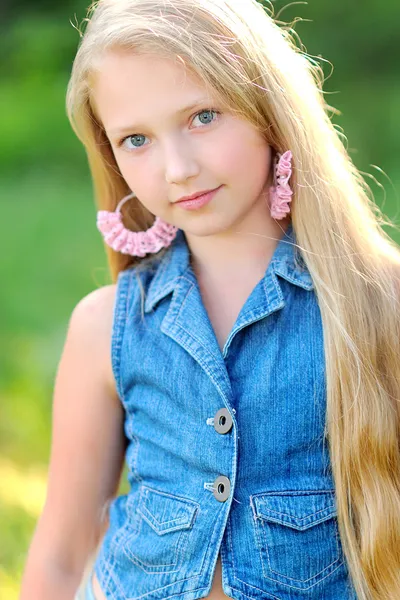 Portrait of little girl outdoors in summer — Stock Photo, Image