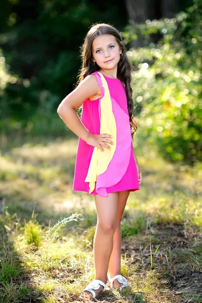 Portret van klein meisje buiten in de zomer — Stockfoto