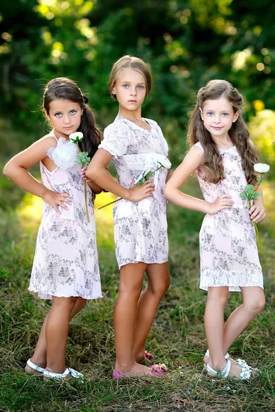 Portrait de trois petites amies dans la forêt — Photo