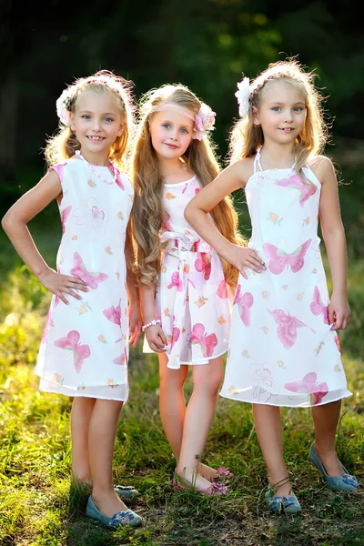 Portrait de trois petites amies dans la forêt — Photo