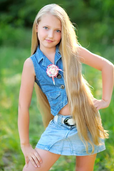 Portret van klein meisje buiten in de zomer — Stockfoto