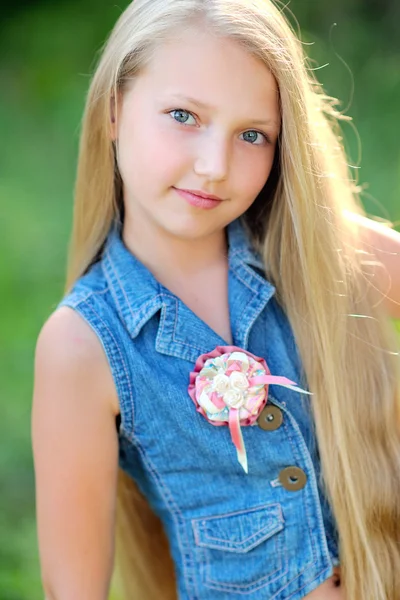 Portret van klein meisje buiten in de zomer — Stockfoto