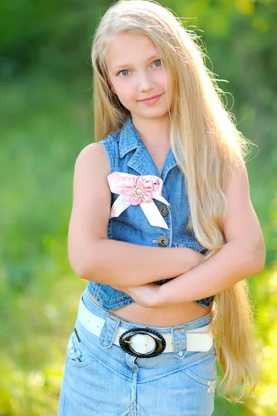 Portrait of little girl outdoors in summer — Stock Photo, Image